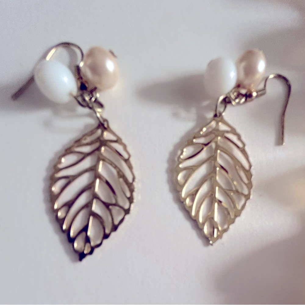 Earrings Goldtone openwork Leaves w Faux white Pearls & beads 1.5” pierced drop